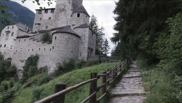 8256_a%20hidden%20life_castel%20taufers_0.jpg