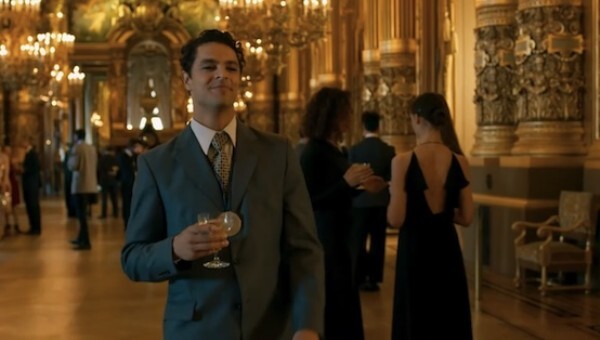 8326_a%20wolf%20among%20swans_palais%20garnier%20-%20grand%20foyer_0.jpg