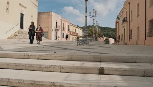 8435_la%20vita%20va%20cosi_piazza%20parrocchia_0.jpg