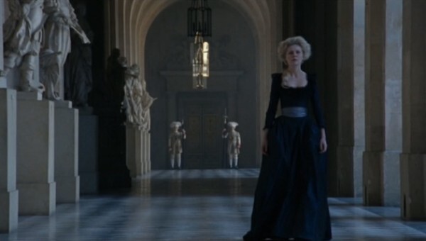 8476_marie%20antoinette_ch%c3%a2teau%20de%20versailles%20-%20the%20%e2%80%9cgallery%20of%20louis%20xiv%e2%80%9d_0.jpg